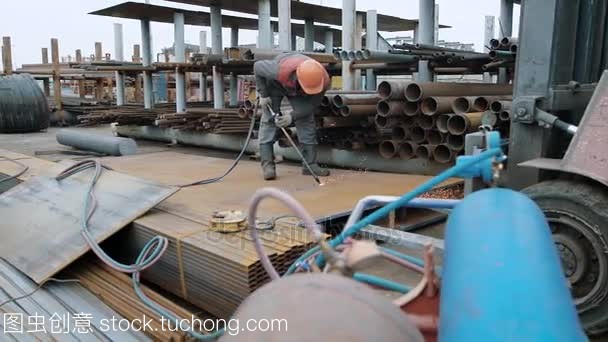 工业工人在防火环境中安全使用丙烷火炬进行金属薄板切割与焊接